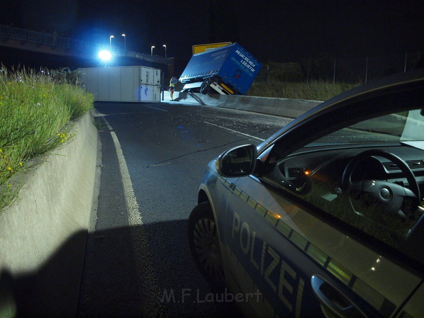 Einsatz BF Koeln PEINGEKLEMMT in Leverkusen P145.JPG